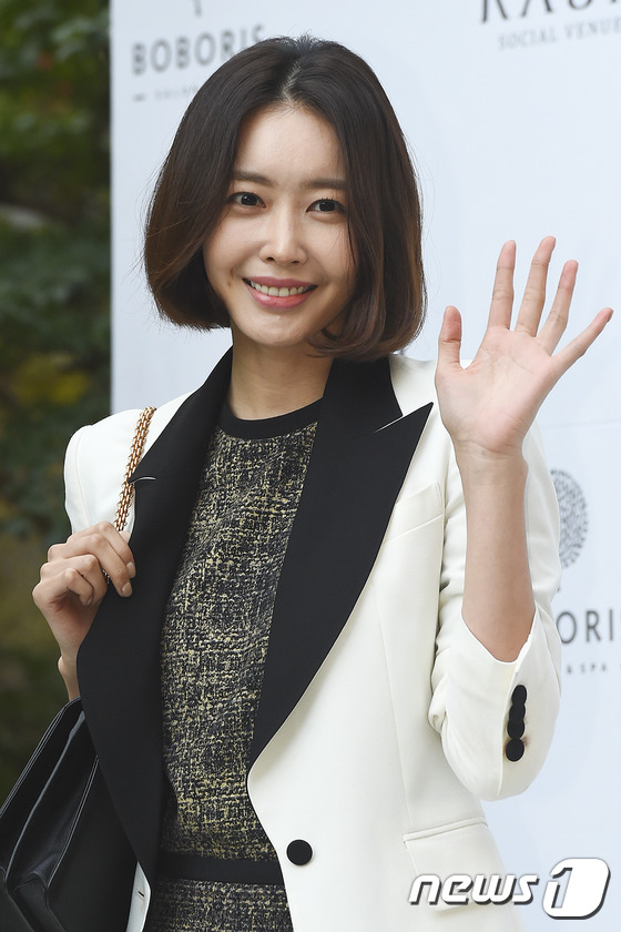 (서울=뉴스1스포츠) 김진환 기자 = 배우 왕지혜가 4일 오후 서울 강남구 더 라움 그램드볼롬에서 열리는 소이현-인교진 결혼식에 참석해 매력을 발산하고 있다.