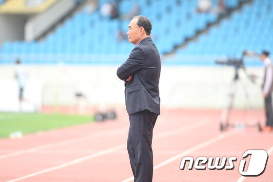 본문 이미지 - 김학범 성남 감독이 천적 전북 현대를 상대로 FA컵 결승 진출에 도전한다. ⓒ News1