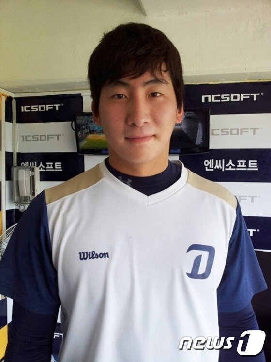 본문 이미지 - NC는 30일 선수단 66명과 연봉 계약을 전부 마쳤다. 첫 '억대 연봉'의 고지를 밟은 선수는 나성범, 김종호, 김진성, 김태군, 모창민이다. ⓒ News1 DB