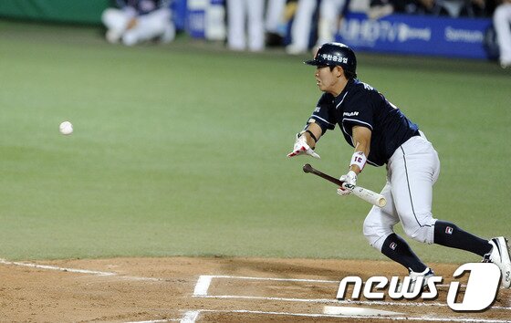 본문 이미지 - 두산이 6일 대구 시민운동장 야구장에서 열린 삼성과의 경기에서 연장 11회초 정수빈의 3타적 적시3루타에 이은 홈쇄도에 힘입어 5-1로 승리했다. ⓒ News1 정훈진 기자