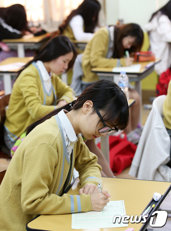 (서울=뉴스1) 오대일 기자 = 2015학년도 대학수학능력시험 전 고3 학생을 대상으로 하는 마지막 전국연합학력평가가 일제히 실시된 7일 오전 서울 영등포구 여의도여고에서 고3 수 …