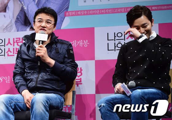 본문 이미지 - 배우 조정석(오른쪽)이 7일 오후 서울 압구정CGV 에서 열린 영화 "나의 사랑, 나의 신부" 라이브 톡 이벤트에 참석해 대선배 박중훈의 칭찬에 수줍어 하고 있다. ⓒ News1 스포츠 / 권현진 기자