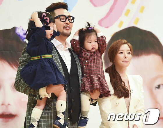 본문 이미지 - 김태우-김애리 부부가 8일 오후 서울 양천구 목동 SBS 사옥에서 열린 "오 마이 베이비" 기자간담회에 참석해 두 딸 소율과 지율을 들고 환하게 웃으며 포즈를 취하고 있다. ⓒ News1스포츠 김진환 기자