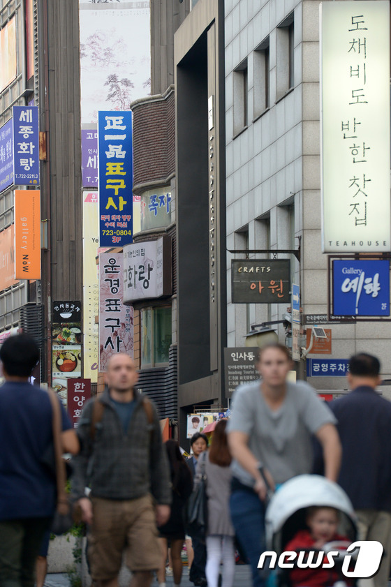 (서울=뉴스1) 민경석 기자 = 568돌 한글날을 하루 앞둔 8일 오후 서울 종로구 인사동 거리에 한글 간판들이 줄지어 설치돼 있다. 2014.10.8/뉴스1