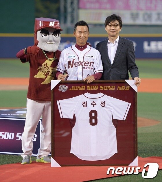 본문 이미지 - 넥센 정수성 2군 주루코치가 8일 오후 서울 목동야구장에서 열린 2014 한국야쿠르트 세븐 프로야구 삼성 라이온즈와 경기에 앞서 은퇴식을 갖고 있다. 정수성(가운데)이 조태룡 단장과 기념 촬영을 하고 있다. 2014.10.08/뉴스1 ⓒ News1 이동원 기자