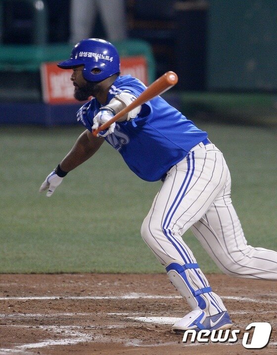 본문 이미지 - 나바로가 9일 대구 NC전에서 박명환을 상대로 시즌 28호 홈런을 기록했다. ⓒNews1 DB