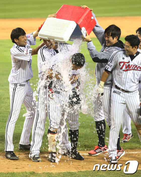 (서울=뉴스1) 송원영 기자 = 9일 서울 잠실야구장에서 열린 2014 프로야구 KIA 타이거즈와 LG 트윈스의 경기 10회말 LG 이진영이 끝내기 안타를 치고 극적인 역전승을 거 …