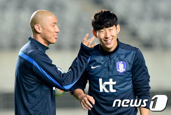 본문 이미지 - 파라과이와의 평가전을 하루 앞둔 9일 오후 축구 국가대표팀 차두리와 손흥민이 훈련하던 중 장난을 치고 있다. 2014.10.9/뉴스1 ⓒ News1 김영진 기자