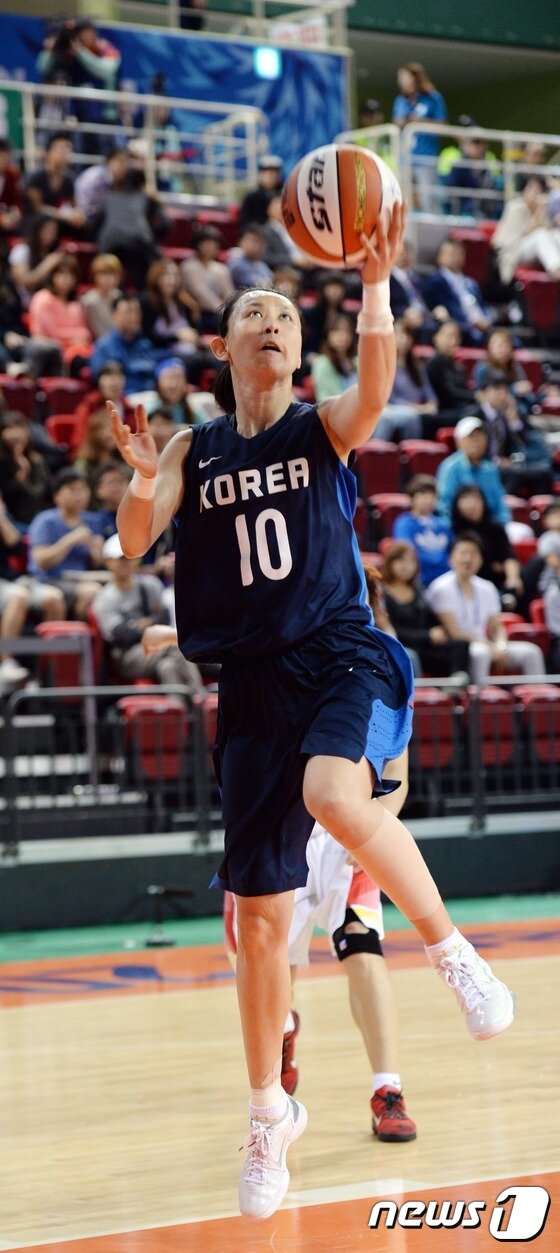 본문 이미지 - KB스타즈의 간판 변연하가 외곽포에 강한 이점을 활용해 1일 개막전에서 승리를 향해 고군분투할 예정이다. ⓒ News1 DB