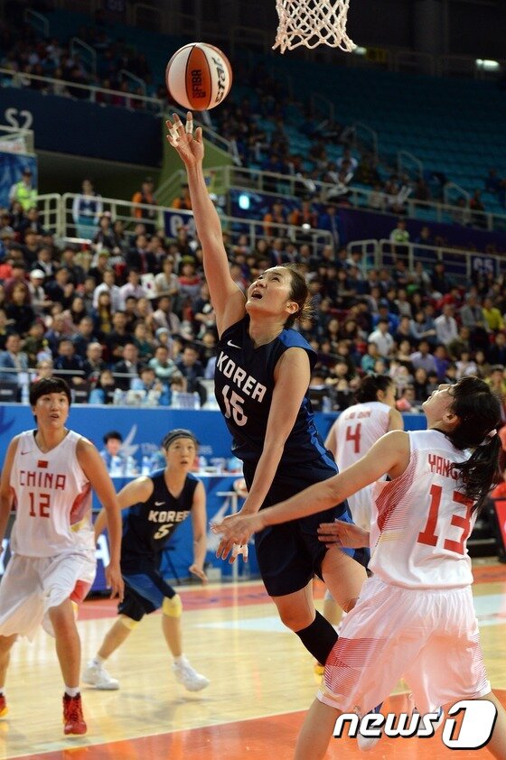 본문 이미지 - KDB생명의 전력 핵심인 신정자가 1일 개막전에서 개인 프로 첫 우승을 위한 발걸음을 뗀다. ⓒ News1 DB