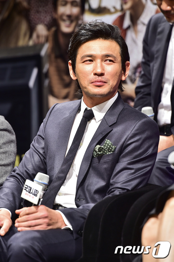 (서울=뉴스1스포츠) 김진환 기자 = 배우 황정민이 10일 오전 서울 CGV 압구정에서 열린 영화 ‘국제시장’(감독 윤제문) 제작보고회에 참석해 미소를 지으며 스크린을 바라보고 있 …