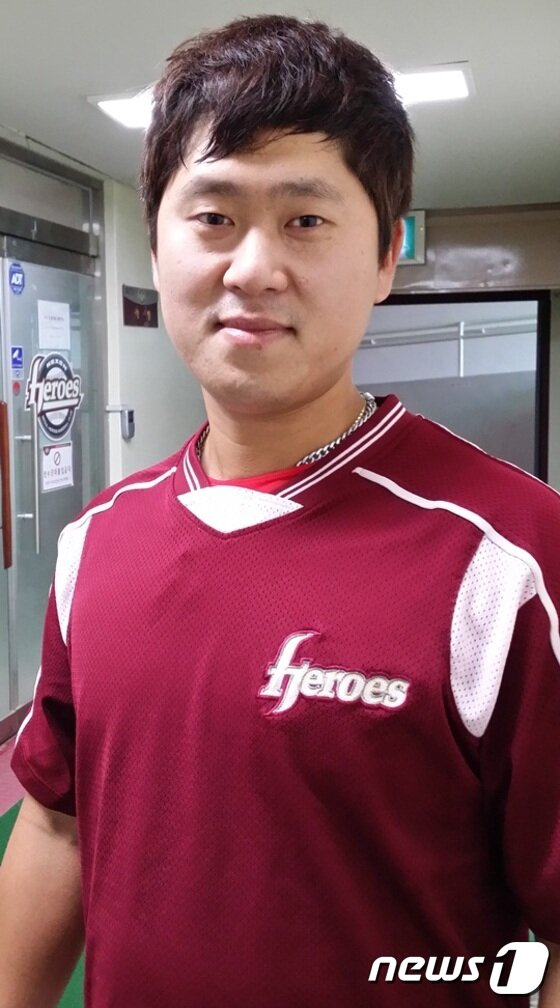 본문 이미지 - 2013 준플레이오프 2차전의 '영웅' 김지수가 꾸준한 노력으로 이번 한국시리즈에 합류했다. 그러나 아직 그의 기량을 제대로 뽐낸 경기는 없다. 출전수가 적었기 때문이다. 하지만 김지수는 개인 기록에 욕심내지 않고 팀을 위해 희생을 감수하고 있다. ⓒ News1스포츠 / 목동=표권향 기자