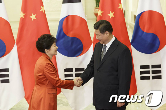 박근혜 대통령과 시진핑 중국 국가주석이 지난 2014년 11월 베이징 인민대회당에서 열린 한-중 정상회담에서 반갑게 악수하고 있다. (청와대) © News1 이광호 기자