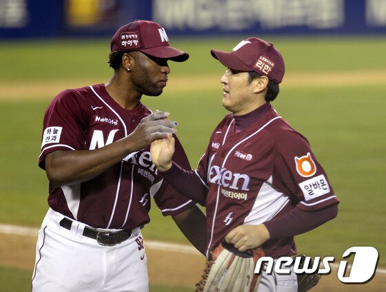 본문 이미지 - 10일 오후 서울 잠실야구장에서 열린 2014 한국야쿠르트 세븐 프로야구 한국시리즈 5차전 넥센 히어로즈와 삼성 라이온즈의 경기 5회말이 끝나고 넥센 소사와 유한준(오른쪽)이 하이파이브를 하고 있다. 2014.11.10/뉴스1 ⓒ News1 안은나 기자