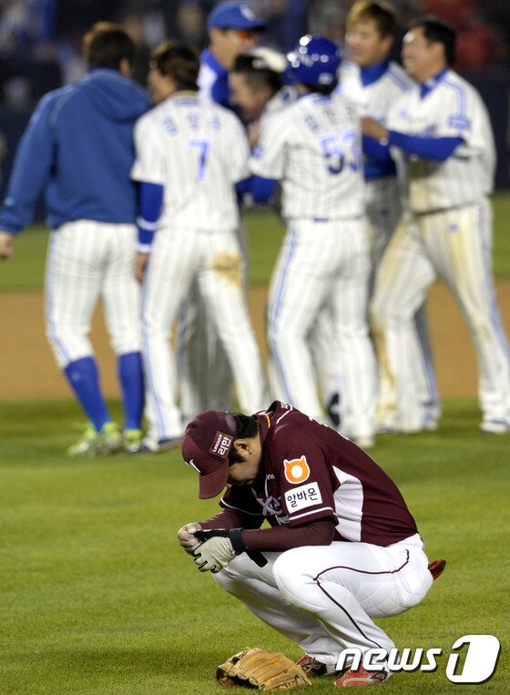 본문 이미지 - 10일 오후 서울 잠실야구장에서 열린 2014 한국야쿠르트 세븐 프로야구 한국시리즈 5차전 넥센 히어로즈와 삼성 라이온즈의 경기 9회말 2사 1,3루 상황에서 삼성 최형우의 우익수 오른쪽 2루타에 1,3루주자 김헌곤, 나바로가 홈인하면서 삼성이 2:1로 역전, 선수들이 최형우를 감싸고 환호하고 있는 중 넥센 강정호가 좌절하고 있다. 2014.11.10/뉴스1 ⓒ News1 안은나 기자