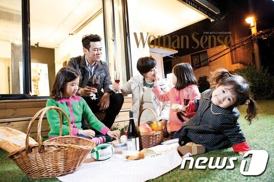 본문 이미지 - 개그맨 김대희가 세딸과 미모의 아내와 함께한 화보를 공개했다. ⓒ News1 스포츠 / 우먼센스 제공