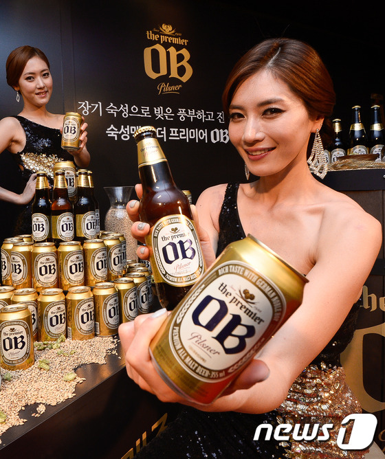(서울=뉴스1) 송은석 기자 = 11일 서울 종로구 그랑서울 나인트리컨벤션에서 모델들이 프리미엄 올몰트 맥주 ′더 프리미어 OB′를 선보이고 있다.오비맥주는 자사의 올몰트 맥주인 …