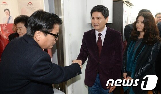 본문 이미지 - 배우 심은하가 남편 지상욱 박사와 함께 11일 중구 다산로 중구무지개행복위 사무실 개소식에 참석해 참석자들을 맞이하고 있다. 2014.11.11/뉴스1 ⓒ News1 손형주 기자