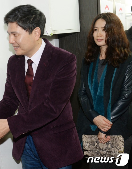 (서울=뉴스1) 손형주 기자 = 배우 심은하가 남편 지상욱 박사와 함께 11일 중구 다산로 중구무지개행복위 사무실 개소식에 참석해 참석자들을 맞이하고 있다. 2014.11.11/뉴 …