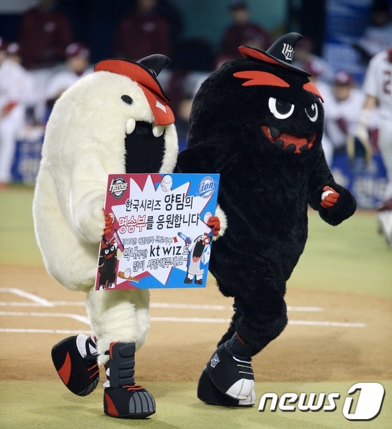 (서울=뉴스1) 손형주 기자 = 11일 서울 잠실야구장에서 열린 2014 한국야쿠르트 세븐 프로야구 한국시리즈 6차전 넥센 히어로즈와 삼성 라이온즈의 경기에서 프로야구 제10구단 …