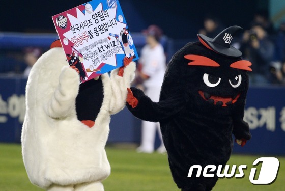 (서울=뉴스1) 손형주 기자 = 11일 서울 잠실야구장에서 열린 2014 한국야쿠르트 세븐 프로야구 한국시리즈 6차전 넥센 히어로즈와 삼성 라이온즈의 경기에서 프로야구 제10구단 …