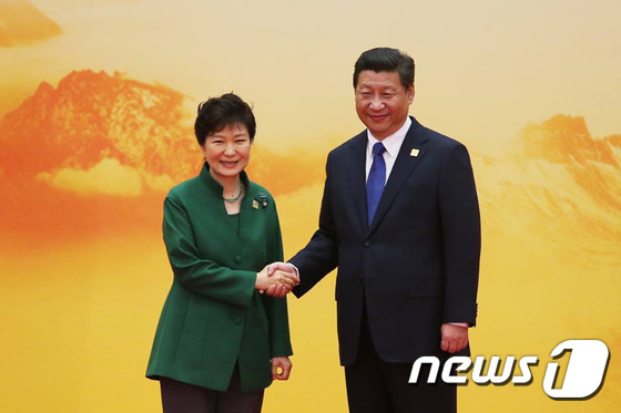 박근혜 대통령이 작년 11월11일 중국 베이징 옌치후 국제회의센터(ICC)에서 열린 아시아·태평양 경제협력체(APEC) 정상회의 참석에 앞서 시진핑 국가주석과 악수하고 있다. (청와대) 2014.11.12/뉴스1 © News1 허경 기자