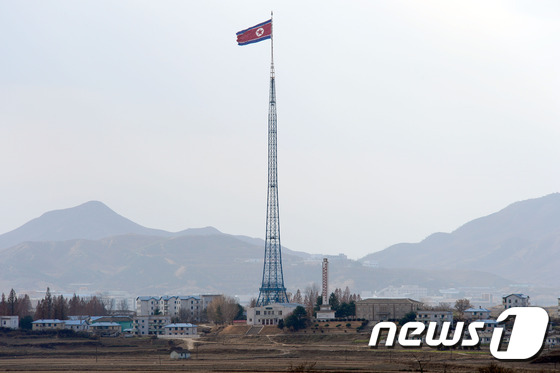 (판문점=뉴스1) 한재호 기자 = 12일 오후 판문점 남측 초소에서 바라본 북한 기정동 마을에 대형 인공기가 바람에 펄럭이고 있다.지난 10일 우리 군의 대규모 합동훈련인 '호국훈 …