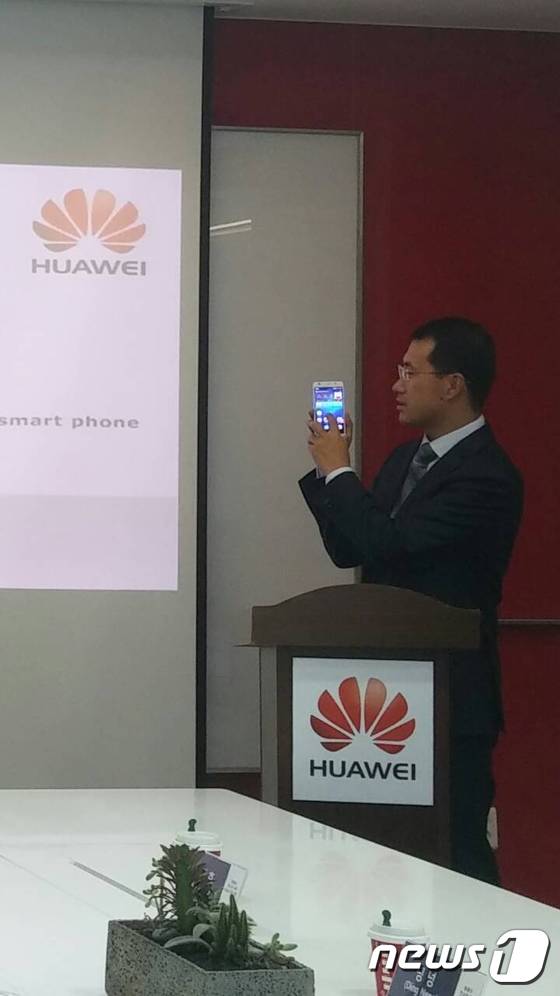 케빈 호(Kevin Ho) 화웨이 컨슈머 비즈니스 그룹 핸드셋 제품 부문 대표가 최근 한국에 출시한 스마트폰 'X3'를 들고 국내 시장 전략에 대해 설명하고 있다. © News1