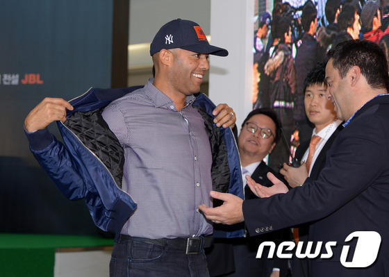 (서울=뉴스1) 이동원 기자 = 미국 메이저리그의 전설적인 마무리 투수 마리아노 리베라(45)가 12일 오후 서울 영등포 타임스퀘어에서 열린 기자회견을 마친 후 캐치볼 시구를 위해 …