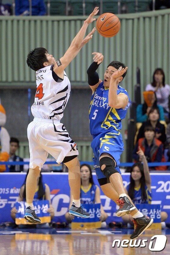 본문 이미지 - KT 이재도(왼쪽)가 12일 잠실실내체육관에서 열린 2014~15 KCC 프로농구 삼성과의 경기에서 삼성의 이정석을 수비하고 있다. 이날 KT는 8연패에서 탈출했다.  ⓒ News1 이동원 기자