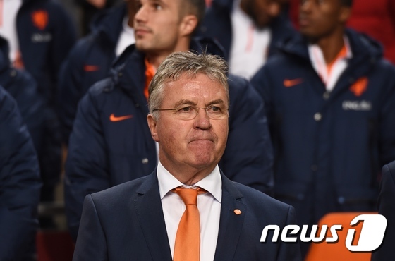 거스 히딩크 네덜란드 감독이 13일(한국시간) 네덜란드 암스테르담 아레나에서 열린 멕시코와의 평가전에서 경기를 지켜보고 있다. © AFP=News1