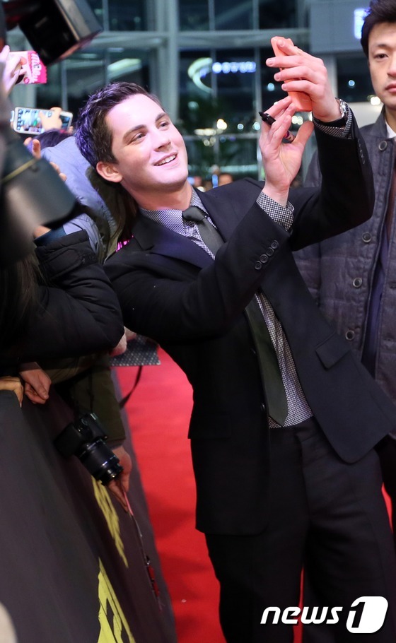 (서울=뉴스1) 포토공용 기자 = 배우 로건 레먼이 13일 오후 서울 영등포 타임스퀘어에서 열린 영화 '퓨리' 레드카펫 행사에 참석해 한국팬과 기념촬영하고 있다.영화 '퓨리'는 2 …