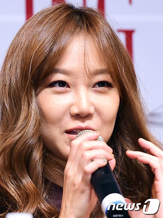 본문 이미지 - 배우 공효진이 14일 오후 서울 DCF 대명문화공장에서 열린 연극 ‘리타’(Educating Rita) 제작발표회에 참석해 취재진 질문에 답하고 있다. ⓒ News1스포츠 권현진 기자