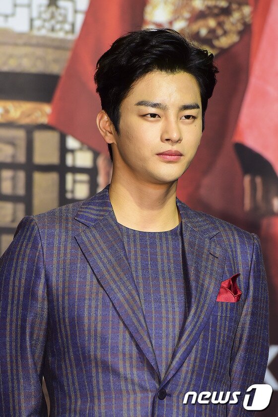 본문 이미지 - 가수 겸 배우 서인국이 14일 오후 서울 중구 그랜드 앰배서더 호텔에서 열린 KBS2 수목드라마 ‘왕의 얼굴’ 제작발표회에서 포즈를 취하고 있다. ⓒ News1 스포츠 / 김진환 기자