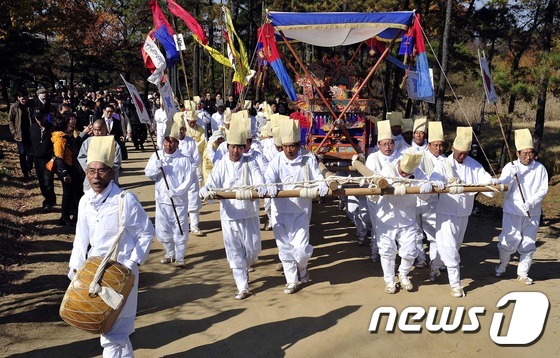 (대구ㆍ경북=뉴스1) 정훈진 기자 = 14일 경북 경산시 영남대학교에서 열린 제1회 한국 전통장례문화 전승 및 세계화를 위한 국제 학술세미나 특별행사로 전통장례가 재연되고 있다. …