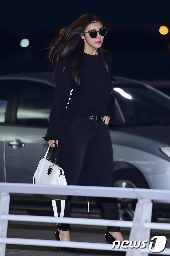 (인천공항=뉴스1스포츠) 김진환 기자 = 배우 하지원이 행사 참석 차 14일 오후 인천국제공항을 통해 베트남 하노이로 출국하고 있다.