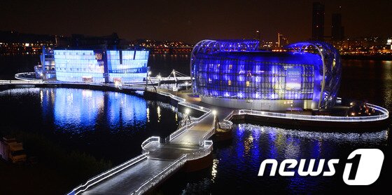 본문 이미지 - 14일 오후 서울 한강 반포대교 남단에 위치한 인공섬 세빛섬이 파란 빛을 발하고 있다. 2014.11.14/뉴스1 ⓒ News1 안은나 기자