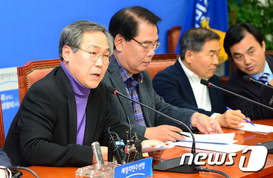 (서울=뉴스1) 박세연 기자 = 우윤근 새정치민주연합 원내대표가 16일 오후 서울 여의도 국회 워내대표회의실에서 열린 계수조정위원 간담회에서 모두발언을 하고 있다. 2014.11. …