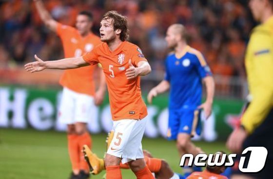 본문 이미지 - 네덜란드의 달레이 블린트가 17일 새벽(한국시간)에 열린 라트비아와의 경기에서 무릎 인대 부상을 당했다. 그는 4주~6주 동안 출전이 불가능해하다. ⓒ AFP=News1