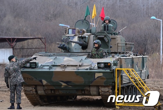 (연천=뉴스1) 박지혜 기자 = 17일 경기도 연천 국방과학연구소 다락대시험장에서 열린 \'주요무기 및 군수품 결함 논란 해소\'를 위한 공개품질 시연회에서 군 관계자들이 K21 …