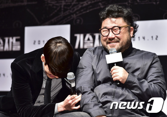 (서울=뉴스1스포츠) 김진환 기자 = 배우 김우빈과 고창석(오른쪽)이 18일 오전 서울 건대 롯데시네마에서 열린 영화 ‘기술자들’(감독 김홍선) 제작보고회에서 환하게 웃으며 취재진 …