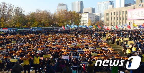 본문 이미지 - 전국택시노동조합연맹 서울지역본부를 비롯한 서울지역 택시 4개 단체 조합원 3000여명이 18일 오후 서울광장에서 열린 '서울택시 생존권 사수 결의대회'에서 우버서비스 등 불법 유상 운송행위에 대한 정부와 지방자치단체의 강력한 단속을 요구하는 구호를 외치고 있다. 2014.11.18/뉴스1 ⓒ News1 한재호 기자