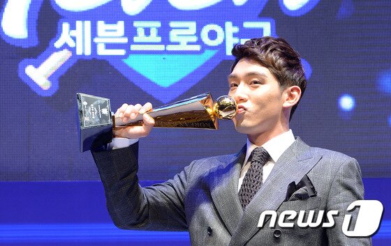 본문 이미지 - 2014년 프로야구 최초 단일 시즌 200안타를 달성하고 정규시즌 MVP를 받은 서건창. 뉴스1 DB ⓒ News1 DB