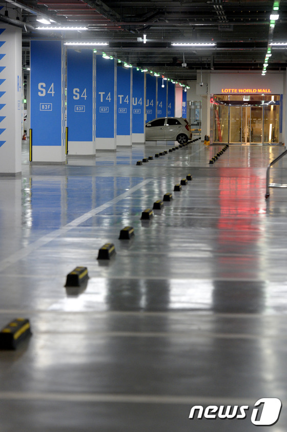 (서울=뉴스1) 안은나 기자 = 주말인 2일 서울 송파구 제2롯데월드 주차장이 사전예약제와 주차요금 전면 유료화 등의 교통대책으로 텅 비어있다. 롯데그룹에 따르면 개장 이후 제2롯 …