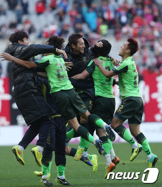 본문 이미지 - 2일 서울 상암월드컵경기장에서 열린 현대오일뱅크 K리그 클래식 2014 FC서울과 전북 현대 경기에서 전북 현대의 카이오가 극적인 결승골을 넣고 기뻐하고 있다. 2014.11.2/뉴스1 ⓒ News1 송원영 기자