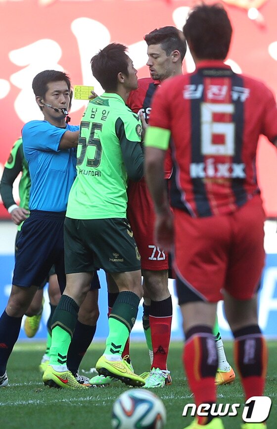 본문 이미지 - 2일 서울 서울월드컵경기장에서 열린 K리그 클래식 FC서울과 전북현대의 경기에서 전북 김남일과 서울 오스마르가 신경전을 벌이고 있다. 김남일의 '성깔'은 이날 승패에 큰 영향을 줬다. ⓒ News1 송원영 기자