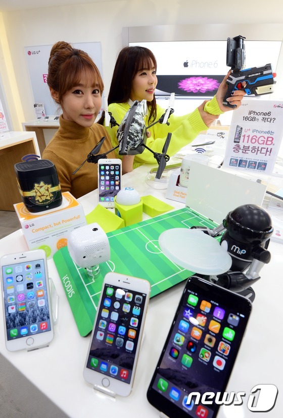(서울=뉴스1) 양동욱 기자 = 20일 오전 서울 반포동 LG유플러스 플래그십 스토어 서초직영점에서 모델들이 아이폰6와 스페로, 드론 ,로봇, 미니빔 등 다양한 액세서리를 체험하고 …