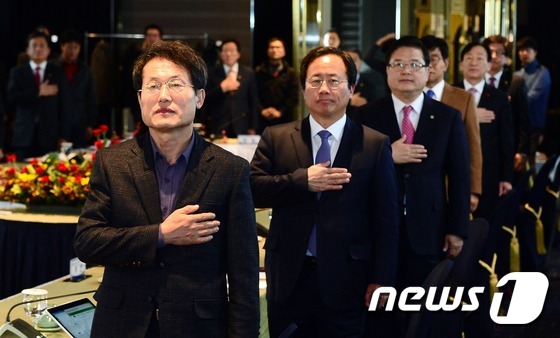 (보령=뉴스1) 장수영 기자 = 20일 충남 보령시 머드린호텔에서 열린 전국시도교육감협의회에 참석한 교육감들이 국민의례를 하고 있다.21일까지 총파업에 참여하는 전국 학교 비정규직 …