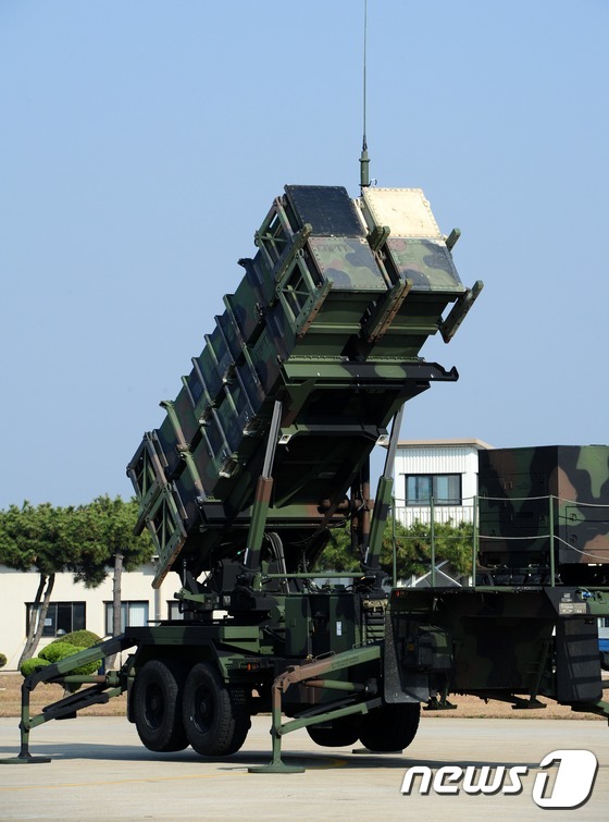 (군산=뉴스1) 김대웅 기자 = 20일 오전 미 공군 군산기지에서 열린 2014년도 2차 맥스썬더 훈련에서 페트리어트 미사일 발사대가 활주로 옆에 배치되어 있다. 한미 연합작전 …