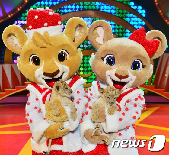 본문 이미지 - 에버랜드가 지난해 새로 성보인 대표 캐릭터인 레니(왼쪽)와 라라(에버랜드 제공) 2014.11.21/뉴스1 ⓒ News1 김영진 기자